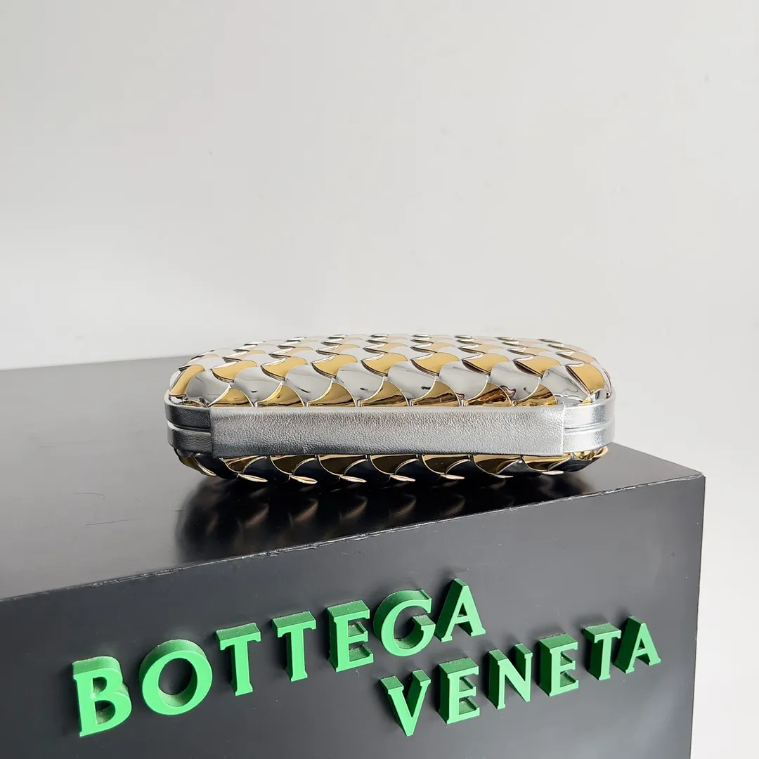 Batch 1960 BOTTEGA VENETA 2024 new women's evening bag. The more complicated weaving process gives it a wavy double pattern. As one of the protagonists of the Holy Way capsule, it shines like the stars on the Christmas tree⭐ Style number: 778500 Size: 20.5*12.5*6